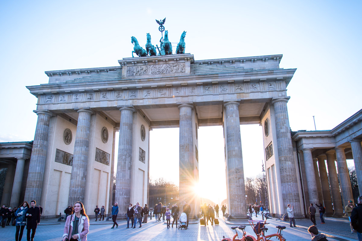Das Bild des Brandenburger Tors trägt den Dateinamen: Berlin-Brandenburger-Tor-Sonnenuntergang.jpg Dabei sind alle wichtigen Elemente des Bildes auch im Dateinamen zu finden.